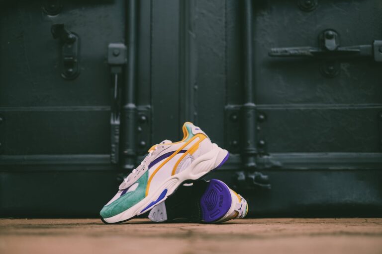 Qual é a marca rival da Puma? tênis nike colorido